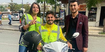 Ak gençlik fosforlu ve yansıtıcılı yelek dağıttı.