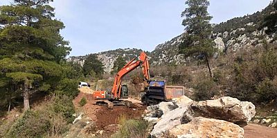 AKSEKİ’DE BOZULAN YOLLAR ONARILIYOR