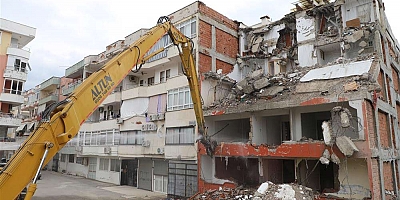 Alanya Belediyesi riskli binaları yıkıyor