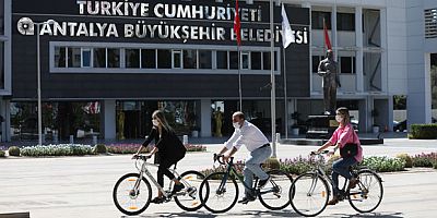 Antalya Büyükşehir personeli işe bisikletle geldi 