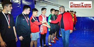 Başkan Sözen’den genç güreşçilere baklavalı motivasyon 