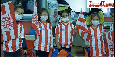 Elmalı’da 130 öğrenciye Antalyaspor forması hediye edildi