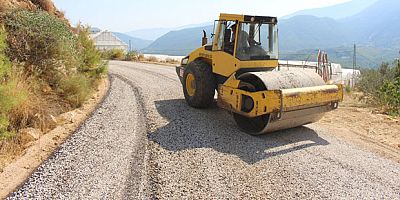 Finike'de asfalt çalışması devam ediyor