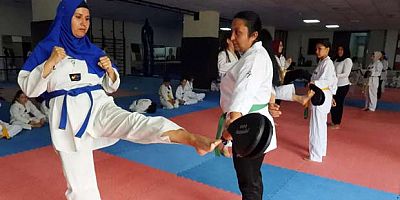 HAMİLE TEKVANDOCU KUŞAK  ATLADI