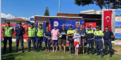 Jandarmadan turistlere 3 farklı dilde trafik farkındalık eğitimi