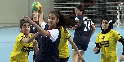 Kepez’de hentbol doludizgin