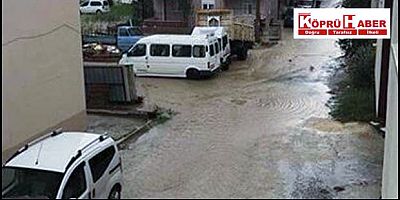 Manavgat’ta şiddetli yağış sonucunda  birçok, ev ve işyerini su bastı