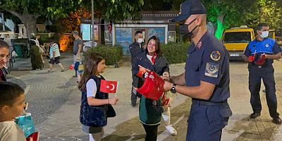 Side’de jandarma Türk Bayrağı dağıttı