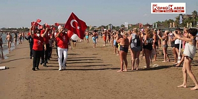 Turistler Plajda Cumhuriyet Bayramını  kutladı