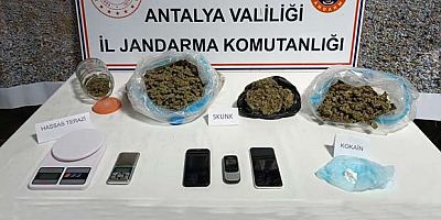 Zehir tacirleri üretim yaptıkları evde kıskıvrak yakalandı